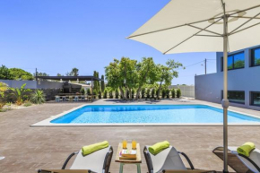 Sea-view villa in Quelfes + Shared pool